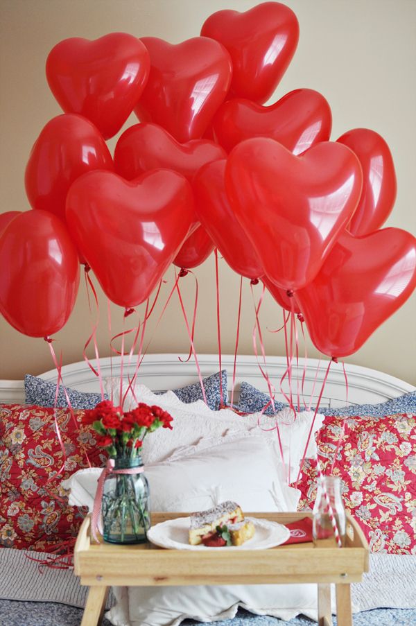 petit-déjeuner-idéal-ballons-rouges-fleurs-coussins