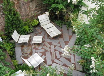 petit-jardin-clos-chaises-longues-plantes-vertes