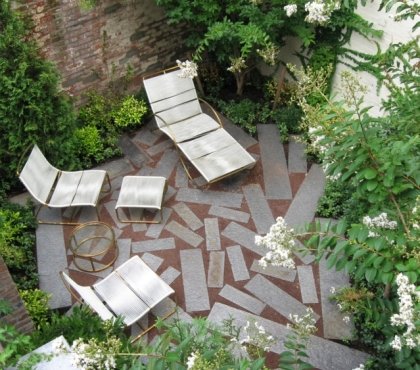 petit-jardin-clos-chaises-longues-plantes-vertes