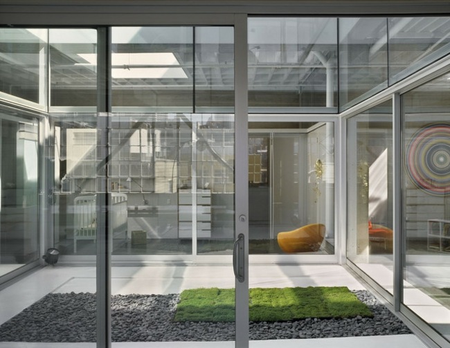 petit-jardin-clos-minimaliste-gazon-galets-fenêtres petit jardin
