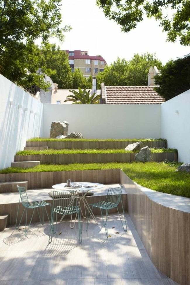 petit-jardin-clos-niveaux-gazon-meubles petit jardin