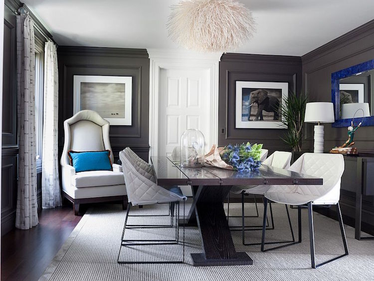 petite-salle-manger-contemporaine-murs-anthracite-chaises-blanches