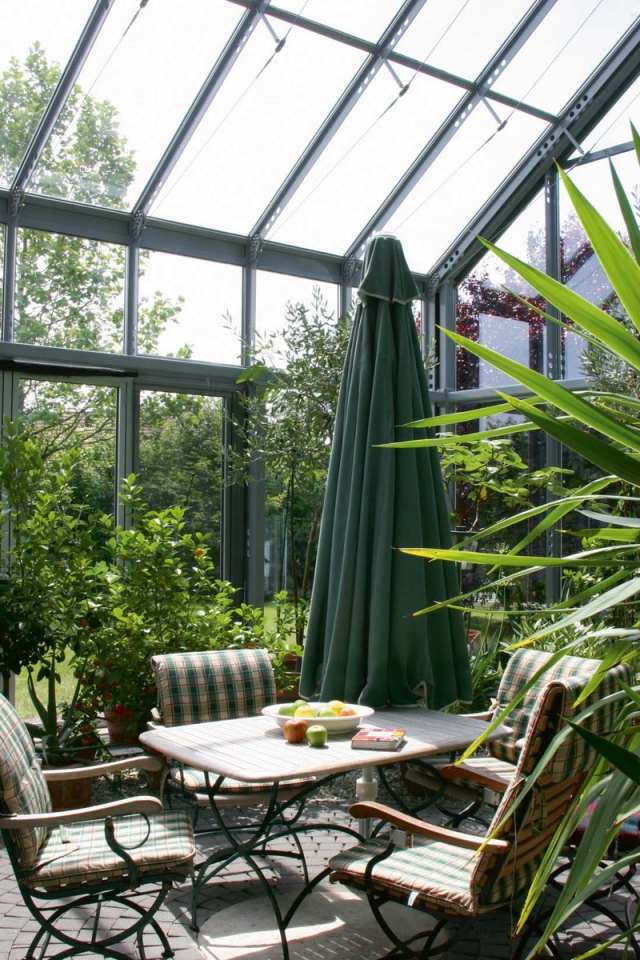 plantes vertes jardin hiver-vitrée-parasol-coin-détente