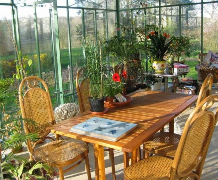 plantes vertes jardin hiver véranda-maison-table-chaises