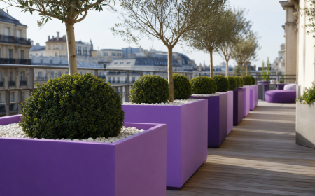 Jardinières design contemporaines en mauve et lilas sur terrasse urbaine