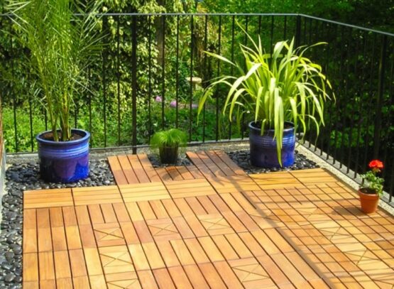 revêtement-sol-extérieur-caillebotis-bois-plantes-galets