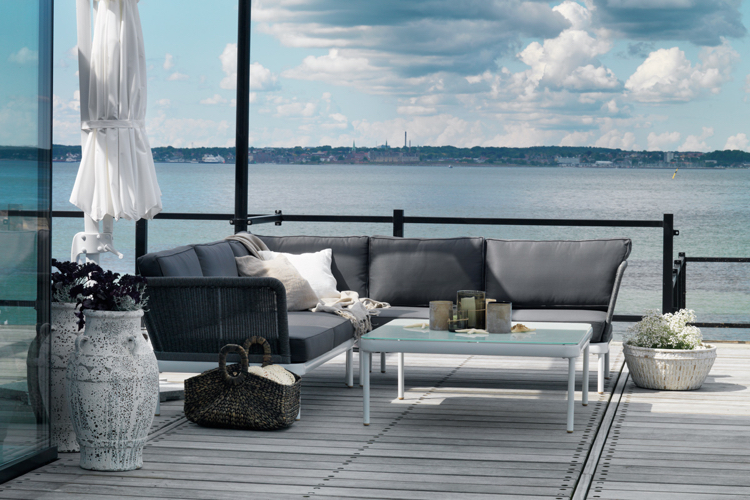 salon jardin -canapé-moderne-gris-table-basse-blanche-terrasse