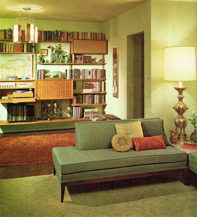 salon-mobilier-retro-lampes-canapé-vert-bibliothèque