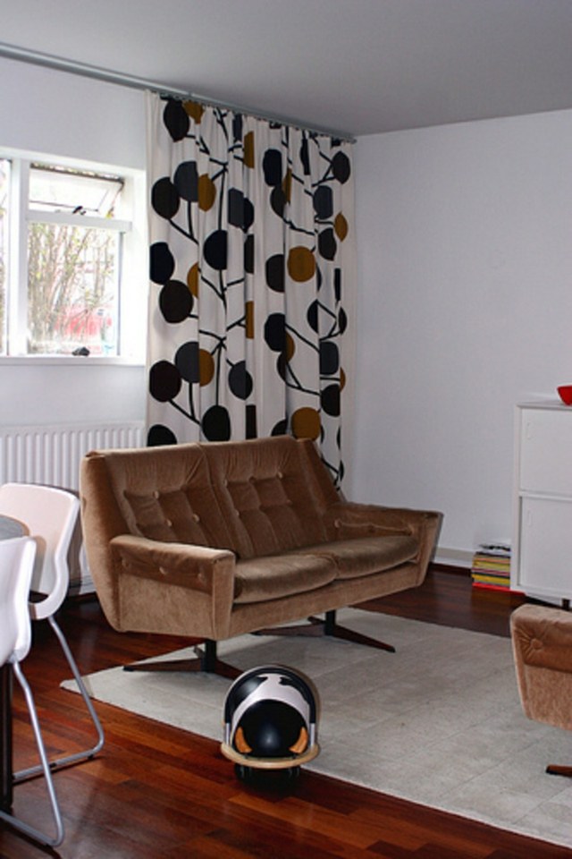 salon-mobilier-retro-mobilier-marron-tapis-blanc