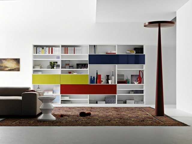 salon-mobilier-retro-murs-blancs-bibliothèque-tapis-marron
