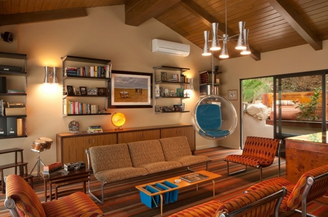 salon-mobilier-retro-plafond-bois-mobilier-orange style rétro