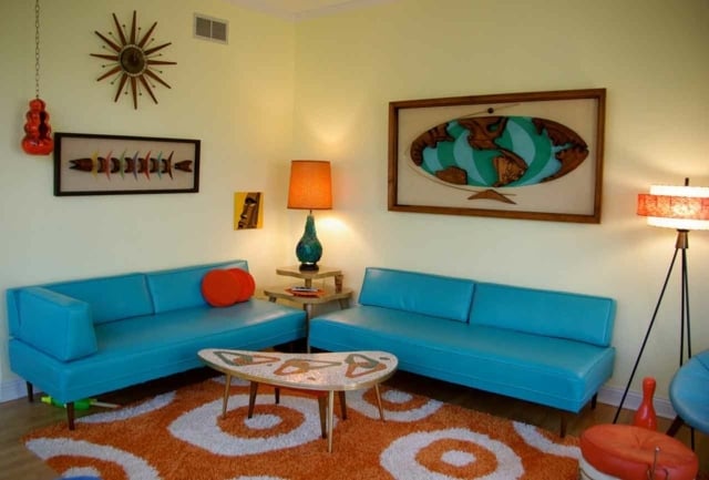 salon-mobilier-retro-tapis-orange-canapés-bleus style rétro