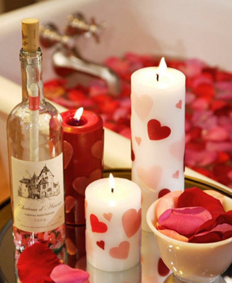 soirée-romantique-St-Valentin-bougies-coeurs-pétales-baignoire soirée romantique