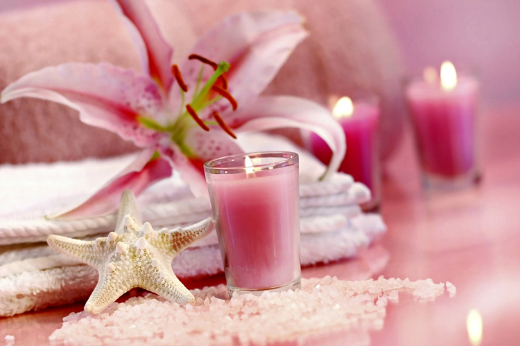 soirée-romantique-St-Valentin-bougies-fleurs-bain