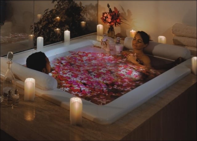 soirée-romantique-St-Valentin-pétales-bougies-bain soirée romantique