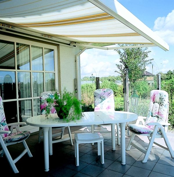 store-terrasse-couleurs-claires-mobilier-jardin-chic