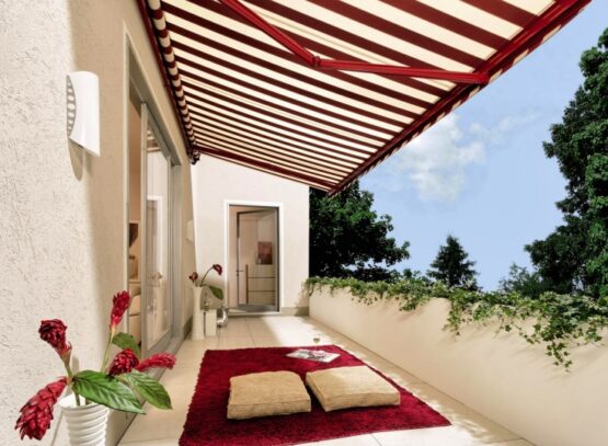 stores-bannes-balcon-grand-rayures-blanches-rouges