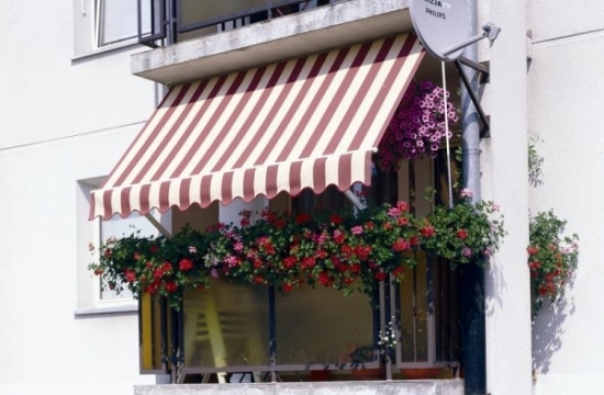 stores-bannes-balcon-rayures-ouges-blanches-fleurs