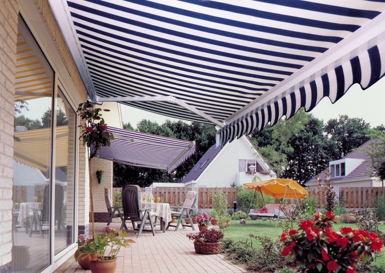 stores-terrasse-blanc-bleu-foncé-balancelle-jardin