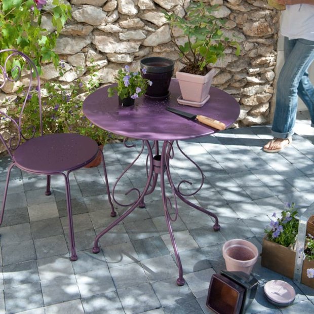 table de balcon guéridon-métal-chaise-bistrot-peints-lilas