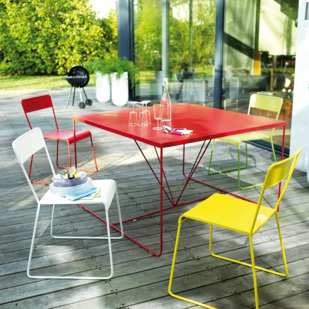 table de balcon terrasse-rouge-chaises-multicolores
