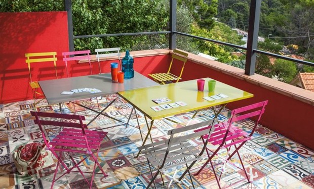 table-chaises-pliantes-métal-peint-couleurs