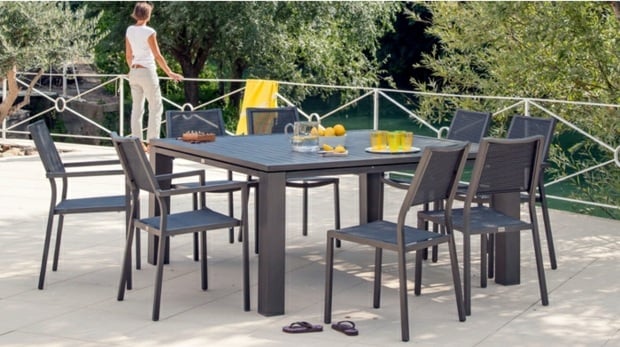 table-extérieure-bois-métal-chaises-assorties-terrasse