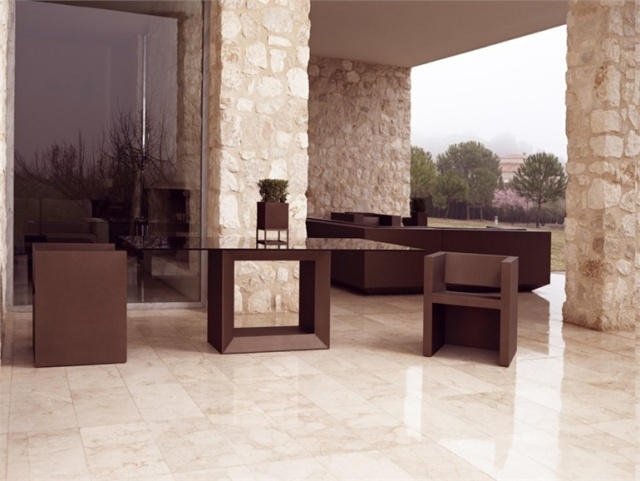 table-jardin-design-moderne-plateau-verre-pied-plastique-Vela-Vondom
