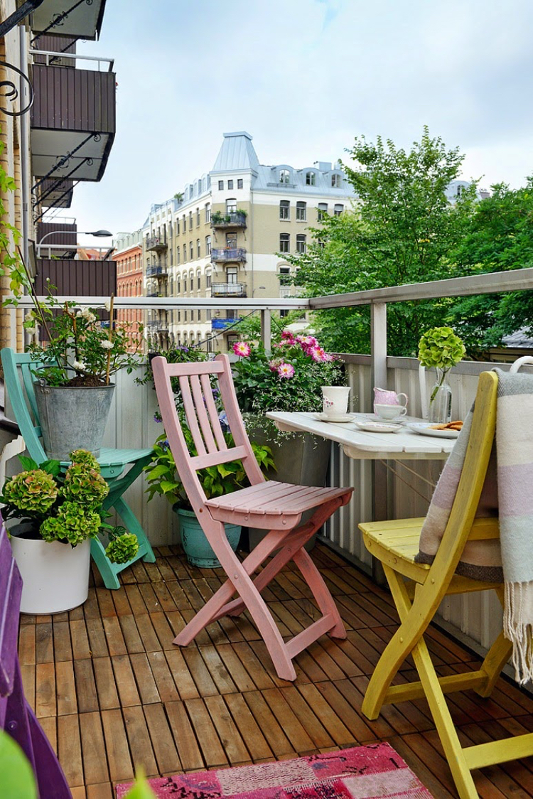 table rabattable -bois-peinte-blanc-chaises-rose-jaune