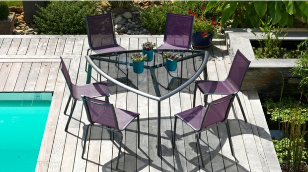 table-triangulaire-métal-chaises-terrasse-piscine
