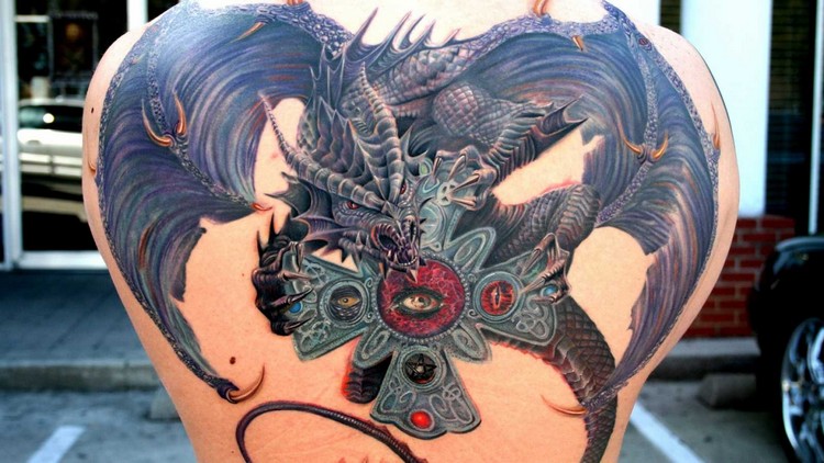 tatouage-dragon-coloré-homme-dos