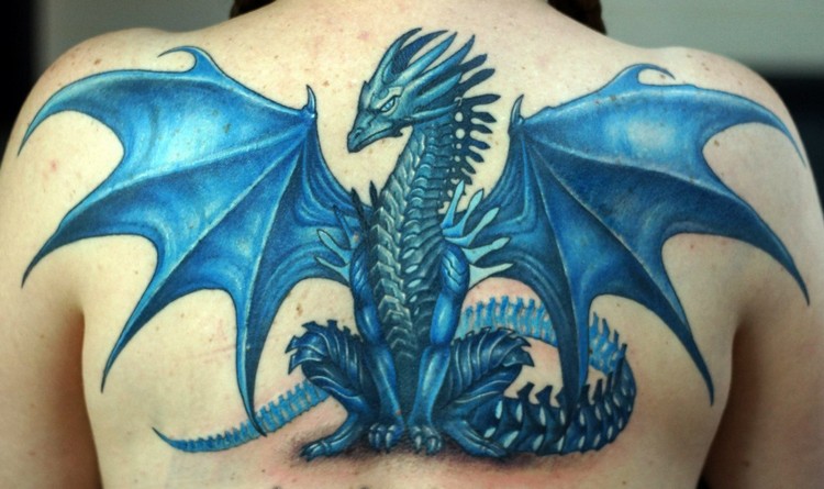 tatouage-dragon-en-couleurs-bleu-femme-dos