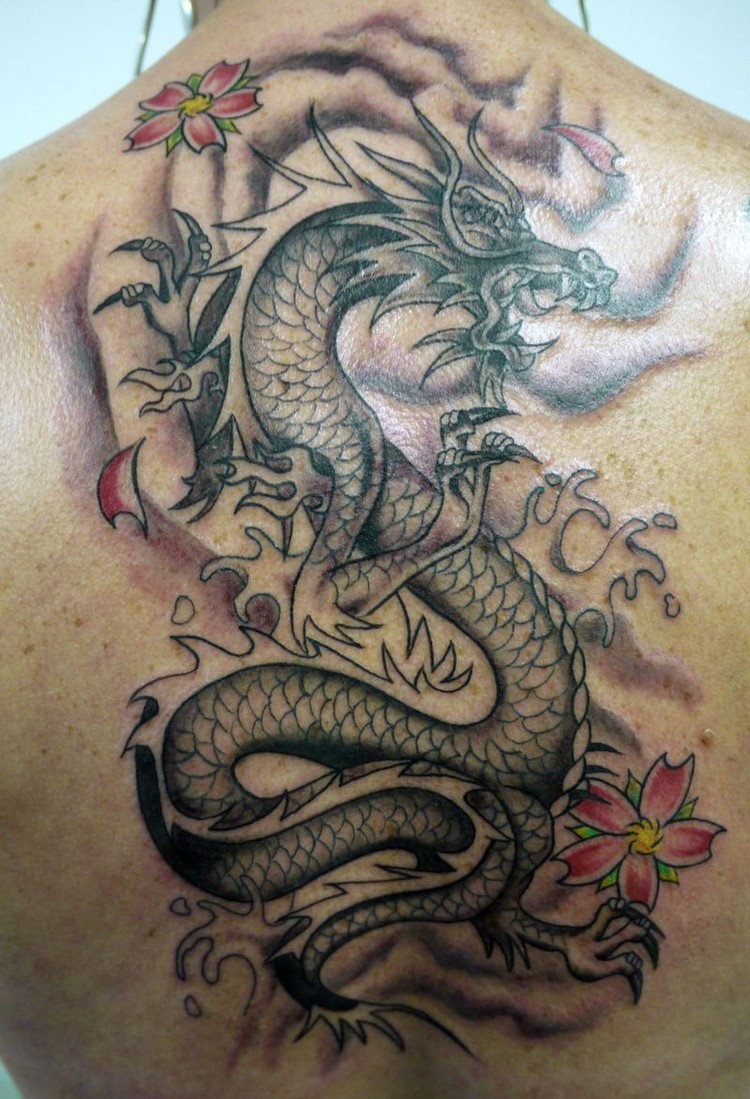 tatouage-dragon-en-couleurs-dos-complet-femme-fleurs