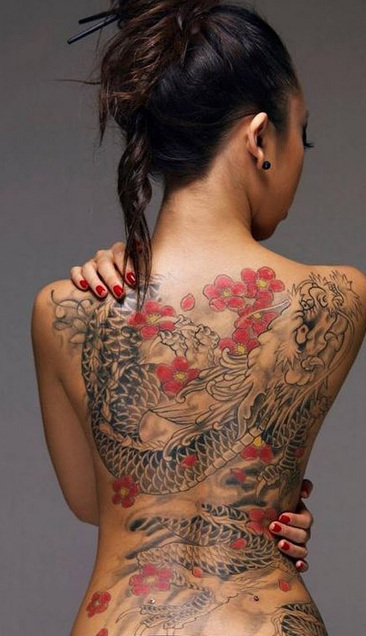 tatouage-dragon-en-couleurs-femme-dos-complet