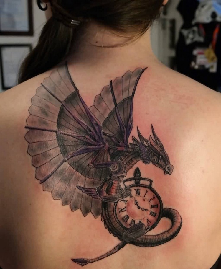 tatouage-dragon-en-couleurs-femme-horloge-haut-du-dos