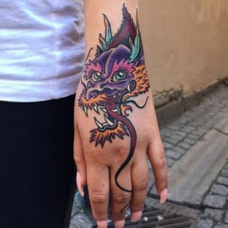 tatouage-dragon-en-couleurs-femme-main