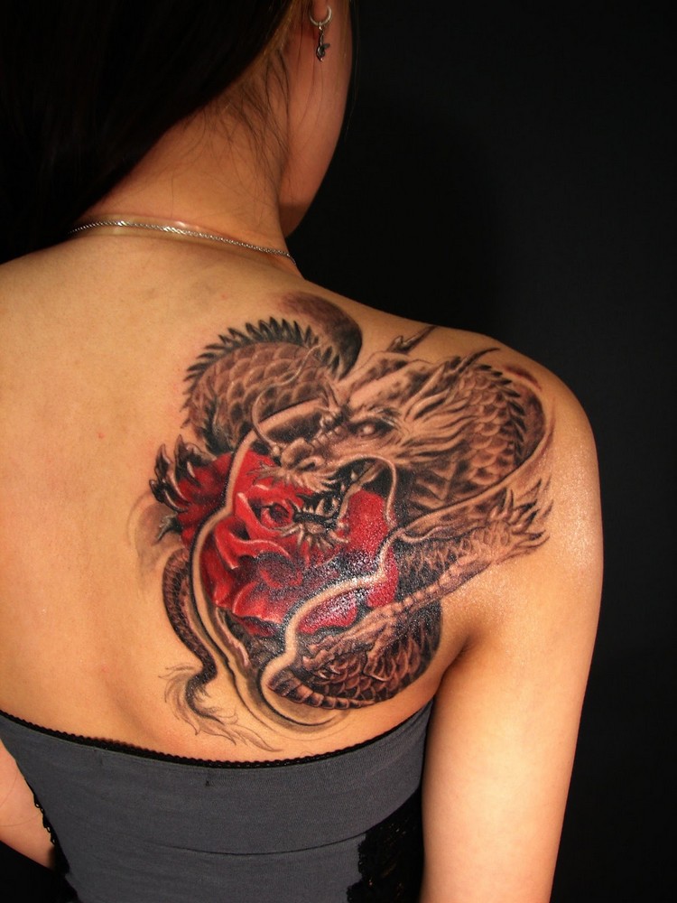 tatouage-dragon-en-couleurs-femme-rose-omoplate-