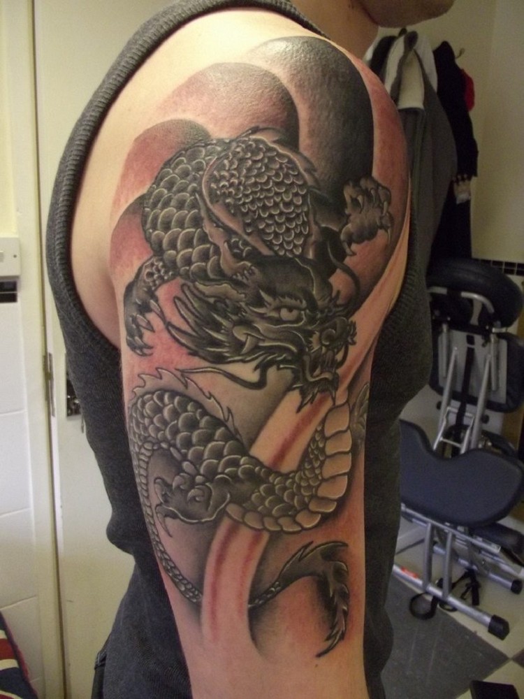 tatouage-dragon-homme-bras-en-couleurs