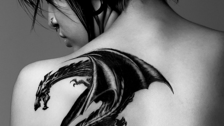 tatouage-dragon-monochrome-femme-omoplate