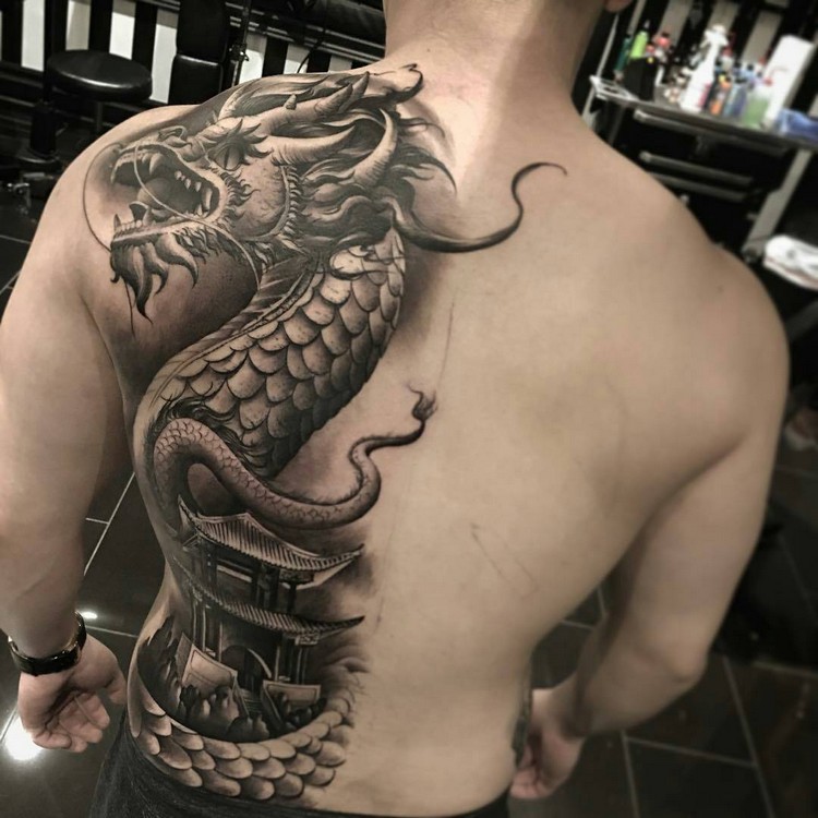 tatouage-dragon-monochrome-homme-partie-du-dos