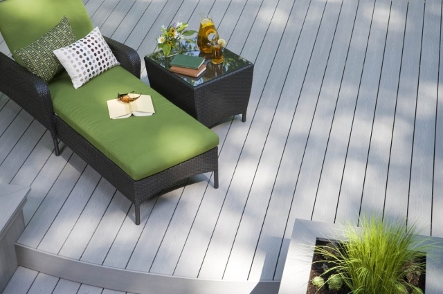 terrasse en bois composite gris-chaise-longue-résine-noire