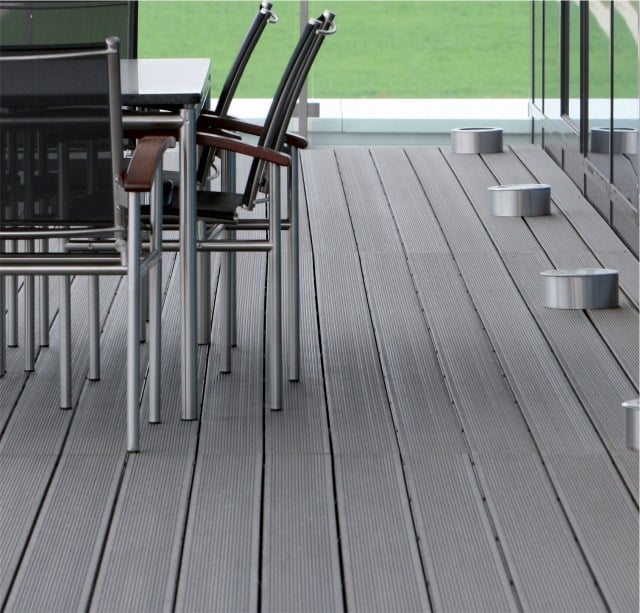 terrasse en bois composite gris-spots-LED-mobilier-métal