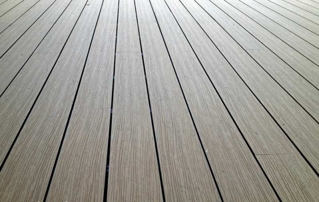 terrasse en bois composite grisâtre-aspect-bois-naturel