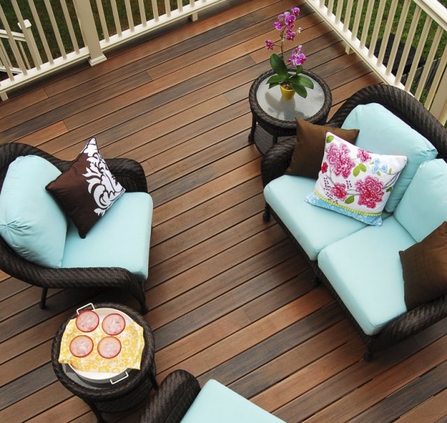 terrasse en bois composite mobilier-résine-tressée