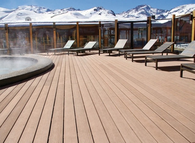 terrasse en bois composite piscine-chaises-longues