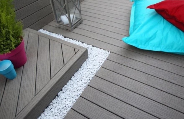 terrasse en bois composite wpc-bordure-décorative-galets-blancs