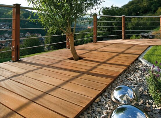 terrasse en bois exotique bankiraï décoration boules miroir