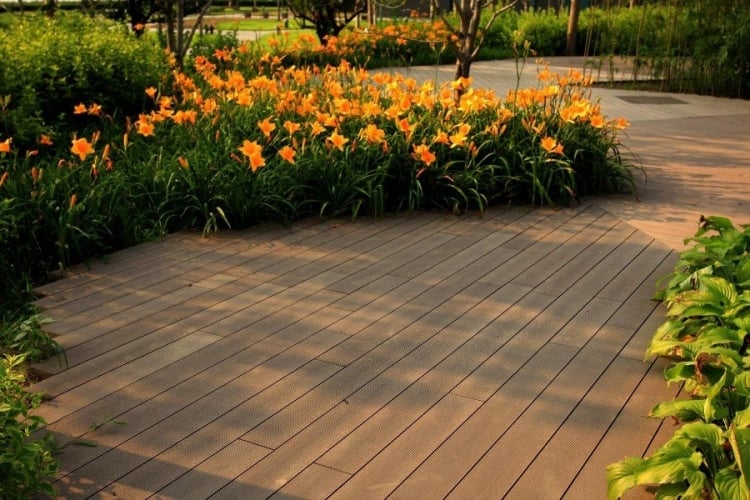 terrasse en bois exotique bankiraï fleurs orange