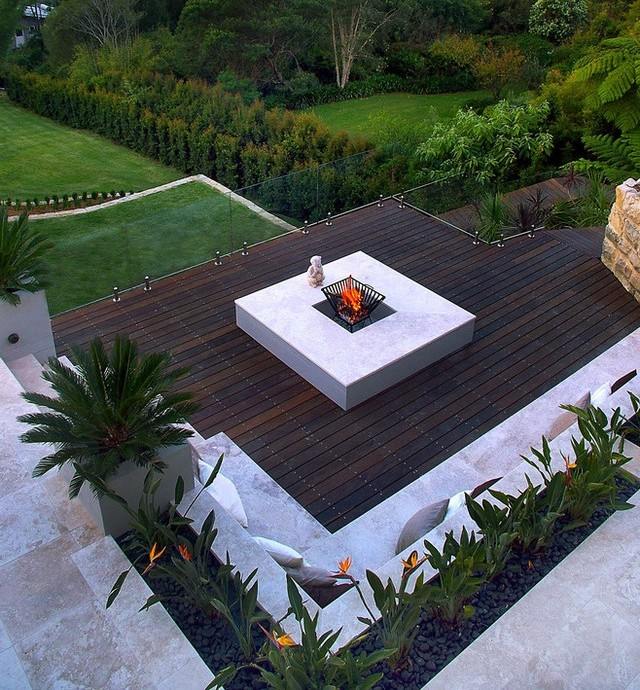 terrasse en bois  foyer-palmiers-revetement-sol-pelouse
