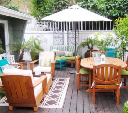 terrasse-en-bois-meubles-chaise-longue-parasol